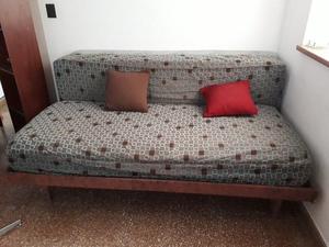 futon excelente para usar de cama o sillón, como esta en la
