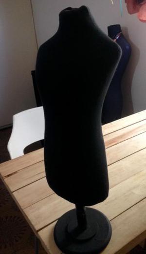 minimaniquí de mujer en tela con pie de madera 59 cm