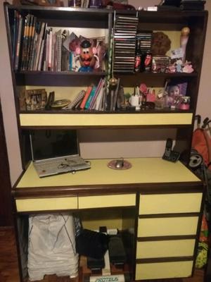 Escritorio con biblioteca