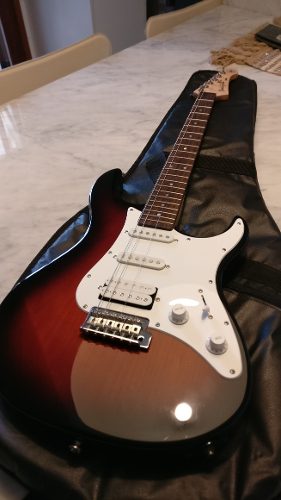 Guitarra Yamaha Pacifica 112j