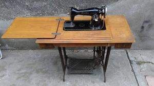 Máquina de coser antigua en excelente estado