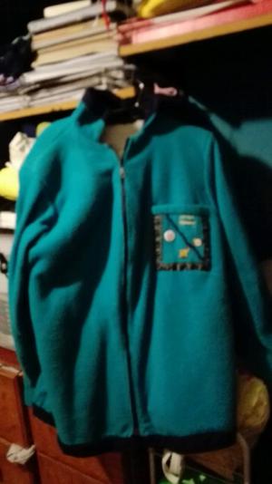 Campera polar azul.