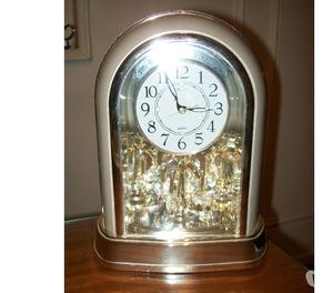 Reloj RONDA Quartz con pèndulo circular, dorado.