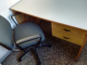 escritorio para oficina con 3 sillas
