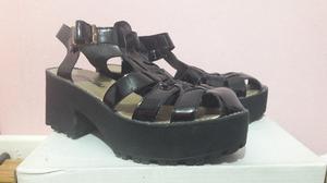 Bellísimas sandalitas charoladas!