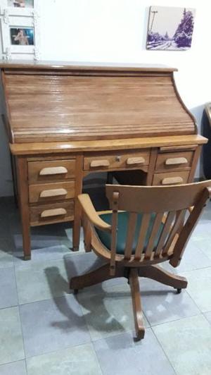 escritorio antiguo con silla