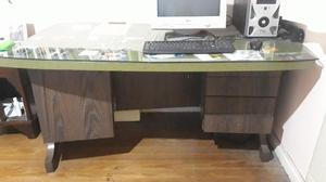 Amplio escritorio con cajones