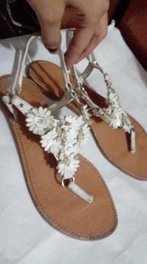 SANDALIAS-CHATITAS CON FLORCITAS Y STRASS MARCA"NORDSTROM