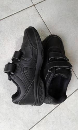 VENDO ZAPATILLAS NEGRAS DE NIÑO/NIÑA, SIN USO, NUMERO 31.