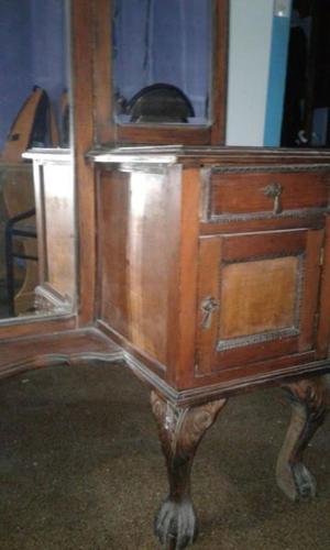 mueble antiguo con vidrio