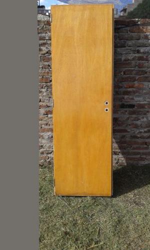 Puerta de madera con marco