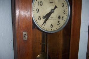 reloj antiguo de control de personal