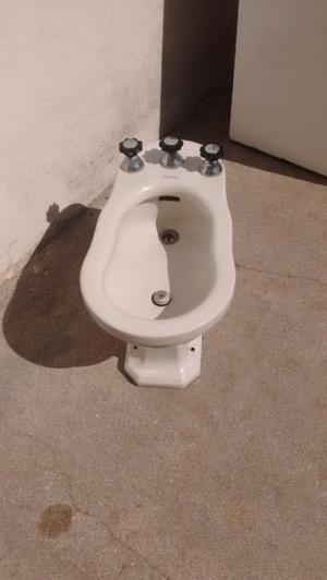 BIDET CON GRIFERÍA