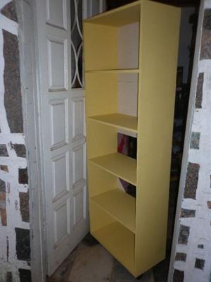 mueble bliblioteca con estantes y ruedas