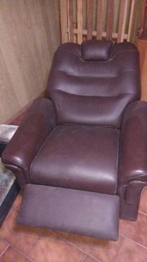 Vendo sillón recrinable de cuero con muy poco uso