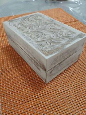 Caja de madera blanca labrada