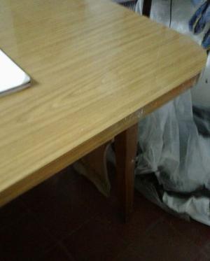 VENDO MESA RECTANGULAR DE FORMICA, CON ESQUINAS REDONDEADAS