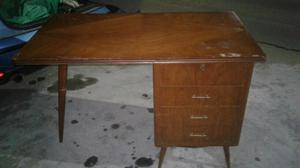 escritorio antiguo con vidrio