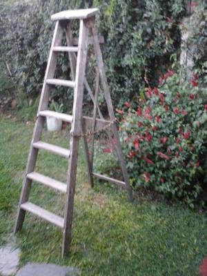escalera de madera de pintor para reciclar