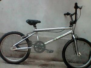 vendo esta BMX CROMADA ES R20 CON PEDALES