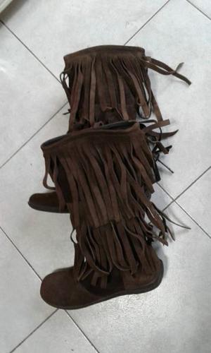 VENDO BOTAS DE GAMUZA COLOR MARRON OSCURO, CON FLECOS NUMERO