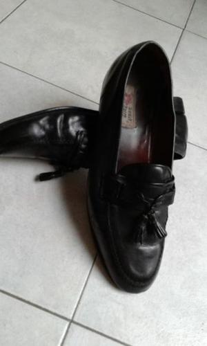 VENDO ZAPATOS DE HOMBRE DE CUERO, NUMERO 43, COLOR NEGRO.