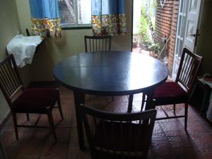 Juego de mesa con 4 sillas tapizadas en terciopelo