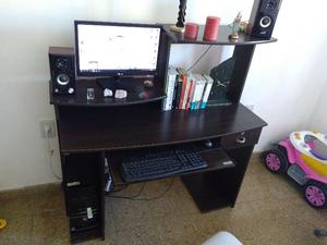PC de escritorio + Mesa / Escucho ofertas