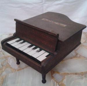 Antiguo pianito de juguete