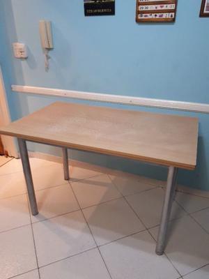 Mesa de comedor, fuerte con cuerpo de metal y tapa de madera