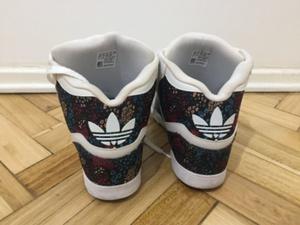 Zapatillas Adidas con taco cubierto