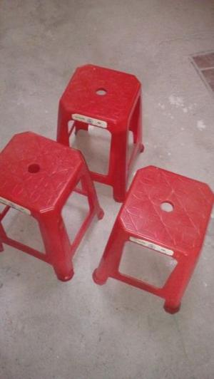 se vende 3 banquitos de plastico