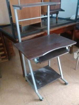 se vende escritorio de metal y madera