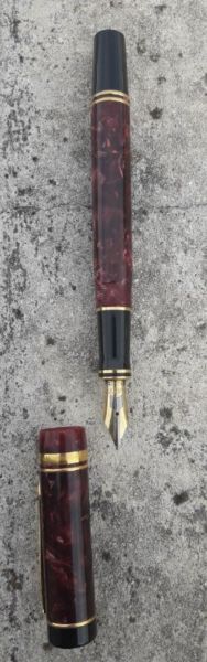 Parker International Duofold Red Marble Plumín oro 18k y