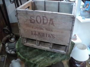 Antiguo cajón de soda de madera maciza. Antigua Saudade