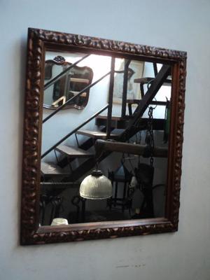 Espejo de antiguo marco de madera. Antigua Saudade.