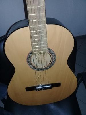 Guitarra criolla con funda
