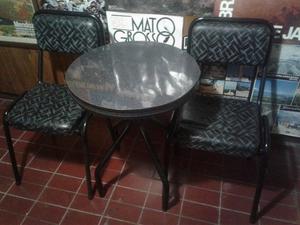 Dos sillas y mesa tipo bar