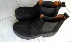 VENDO BOTAS NEGRAS DE GAMUZA FORRADAS EN CUERO, CON