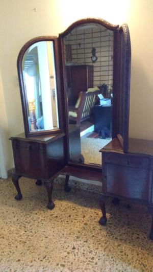 Antiguo vestidor con espejo biselado