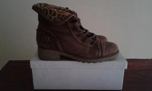 vendo botas con detalle animal print