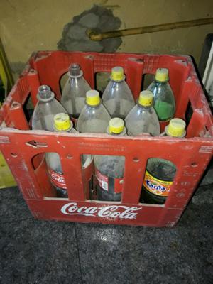 Cajón con envases de coca-cola