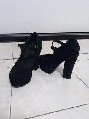 zapatos negros de gamuza