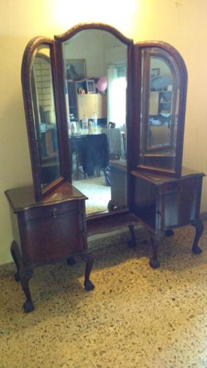 Antiguo vestidor de estilo con espejo biselado