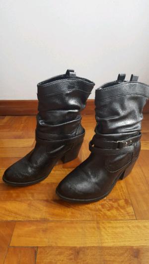 Botas de cuero negro