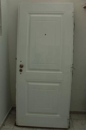 puerta exterior blanca. alto 2.05 m, ancho 89 cm espesor 11