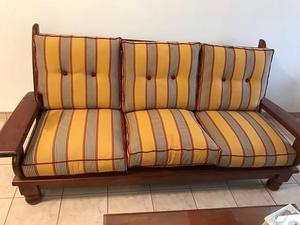 un sillon tres cuerpos dos de uno y mesa