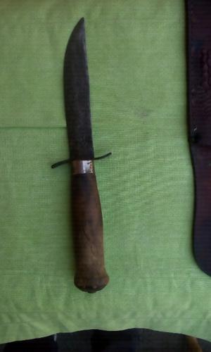 Antiguo cuchillo con la vaina de cuero