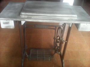Mesa de máquina de coser antigua