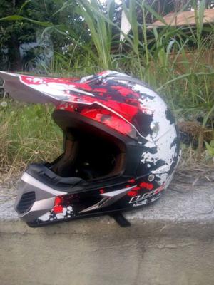 Casco tipo enduro